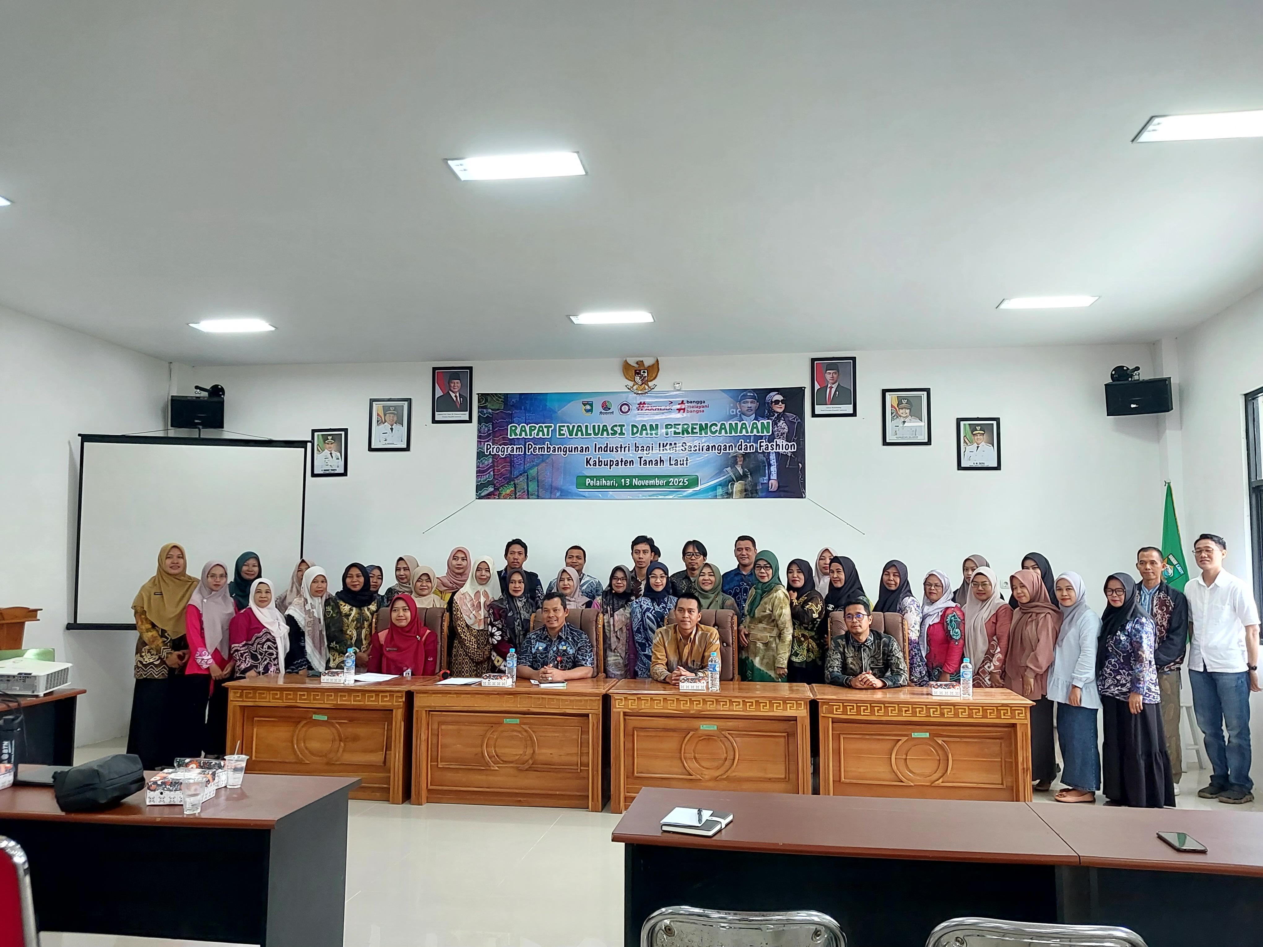 Kolaborasi Disnakerind dan Politala: Pemberdayaan IKM Tanah Laut Melalui Pembekalan Keuangan dan Pemasaran Digital